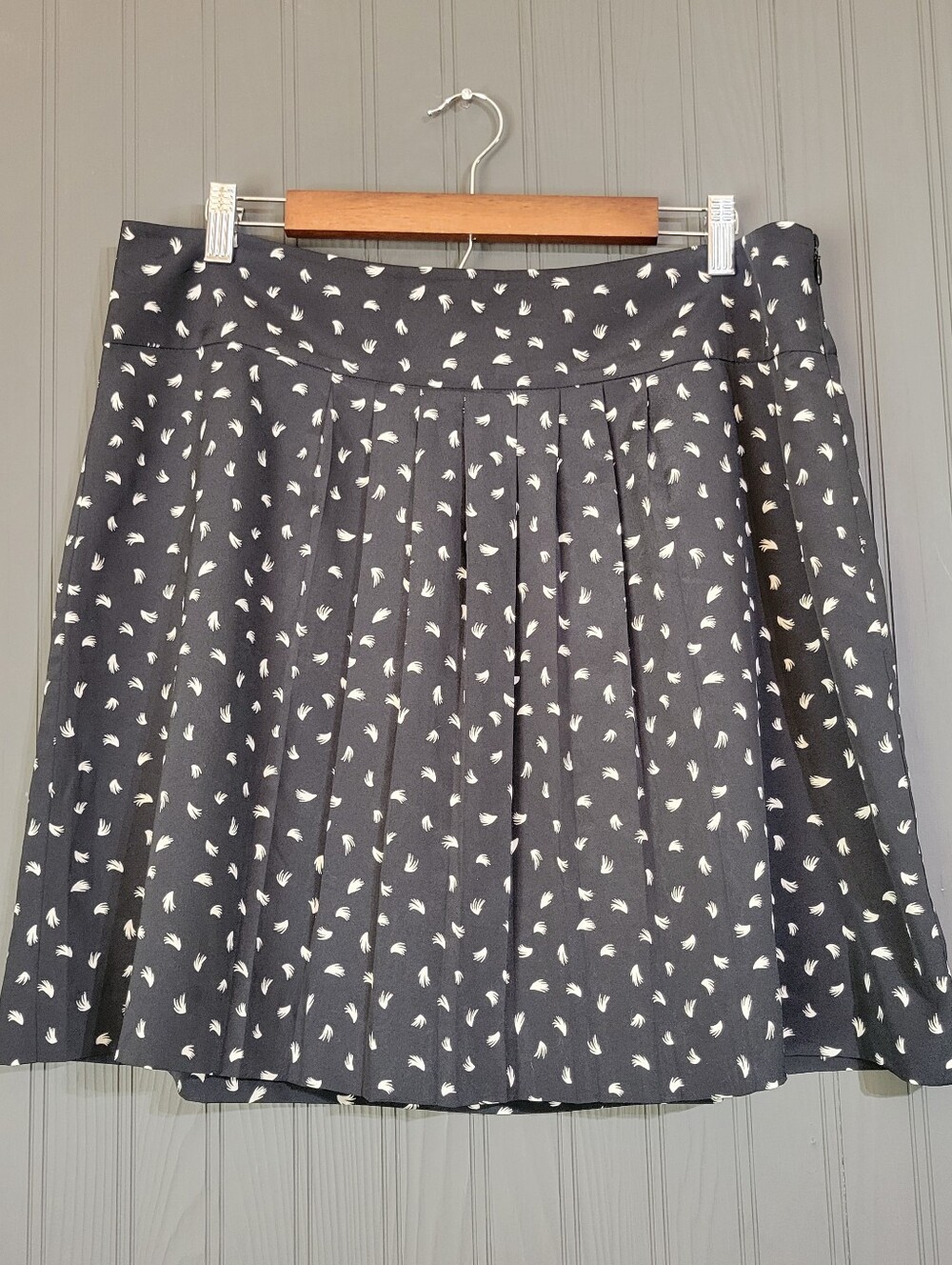 Ann Taylor LOFT Pleated Skirt Pull-On Feather All-Over Print Black Women's 12